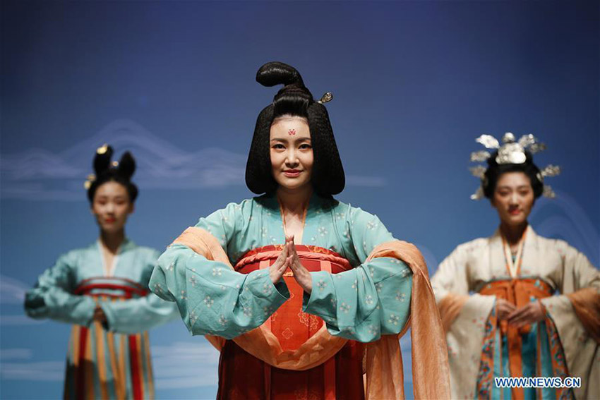 Modelos apresentam cria??es projetadas pela estilista Chu Yan