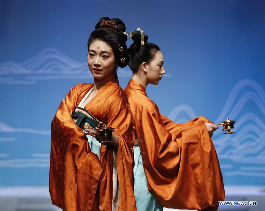 Modelos apresentam cria??es projetadas pela estilista Chu Yan