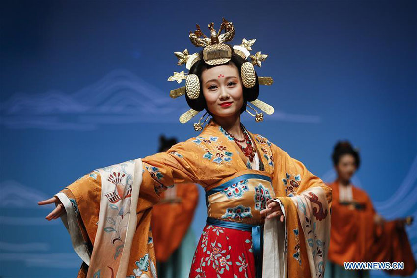 Modelos apresentam cria??es projetadas pela estilista Chu Yan