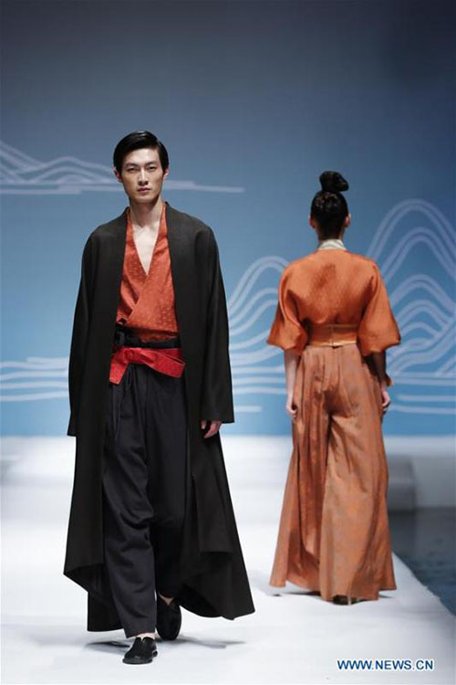 Modelos apresentam cria??es projetadas pela estilista Chu Yan