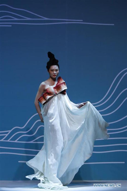 Modelos apresentam cria??es projetadas pela estilista Chu Yan