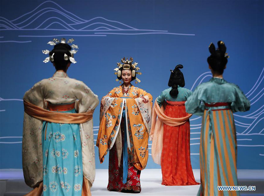 Modelos apresentam cria??es projetadas pela estilista Chu Yan