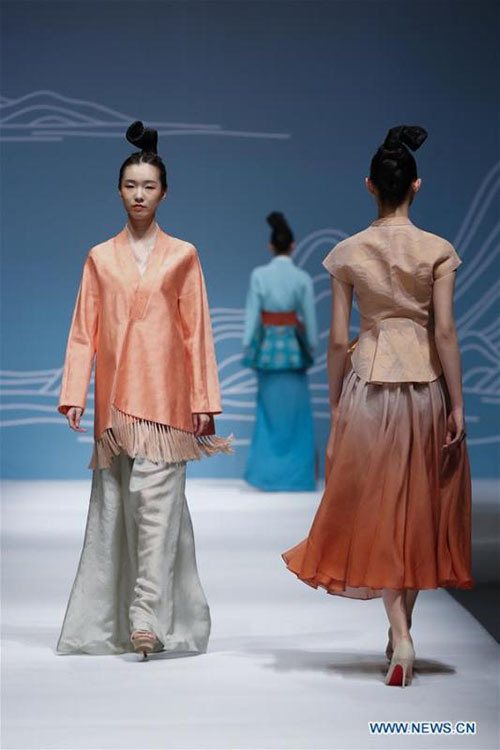 Modelos apresentam cria??es projetadas pela estilista Chu Yan