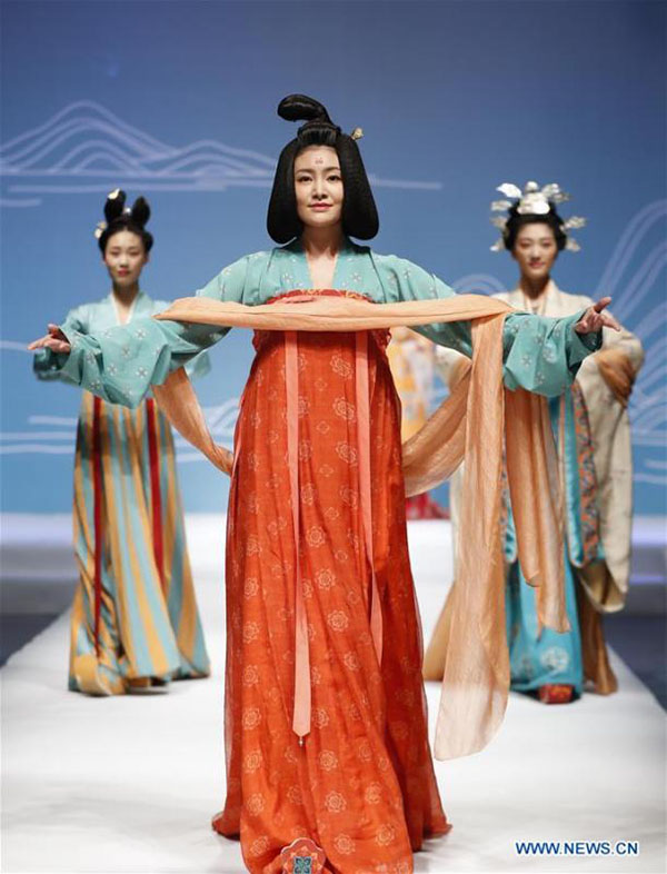 Modelos apresentam cria??es projetadas pela estilista Chu Yan