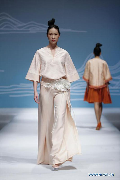 Modelos apresentam cria??es projetadas pela estilista Chu Yan