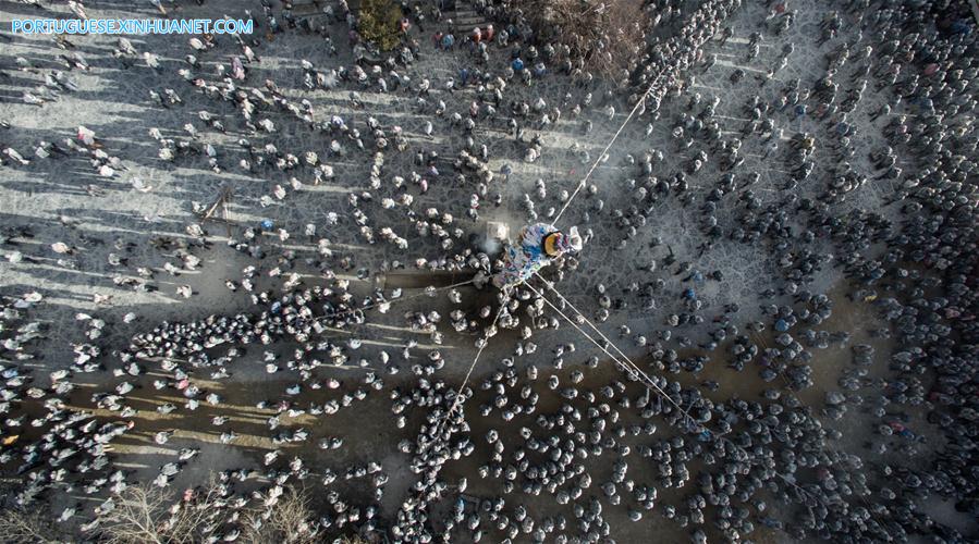Pessoas oram por prosperidade e boa colheita em culto tradicional no Tibete