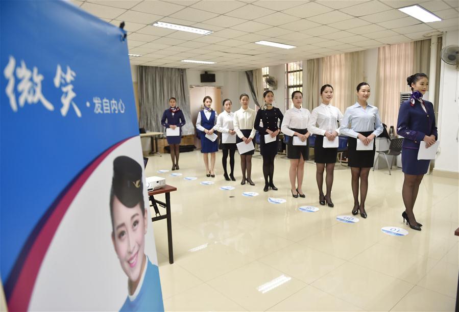 Estudantes participam de teste de recrutamento da Xiamen Airlines em Fuzhou