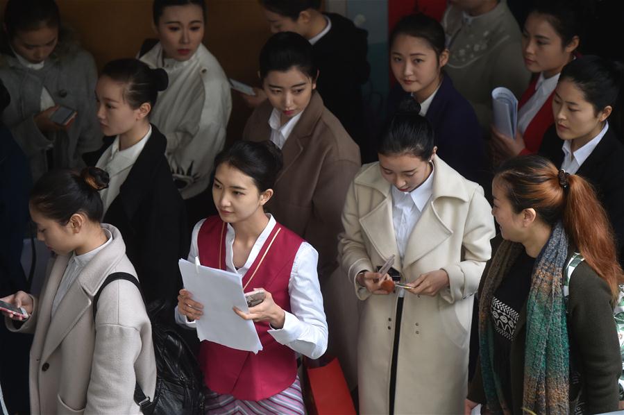 Estudantes participam de teste de recrutamento da Xiamen Airlines em Fuzhou