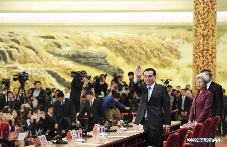 Galeria: Primeiro-ministro chinês Li Keqiang conversa com imprensa