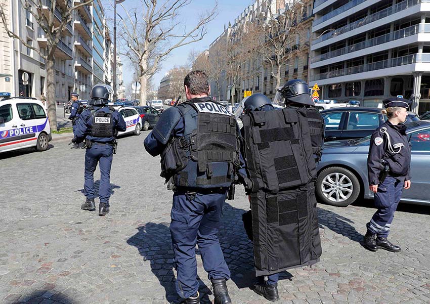 Explos?o de envelope deixa um ferido no escritório do FMI em Paris