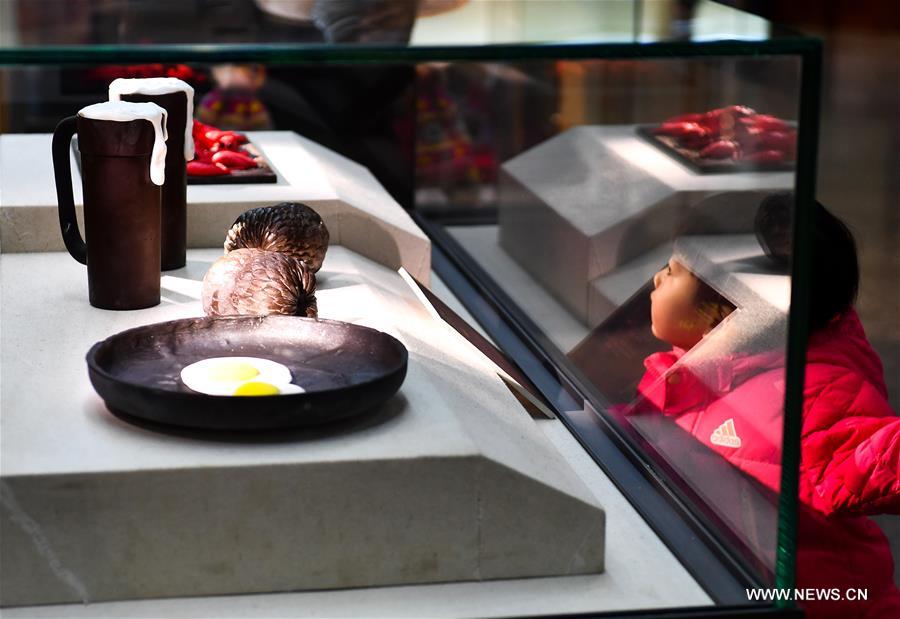 Obras de chocolate exibidas no nordeste da China