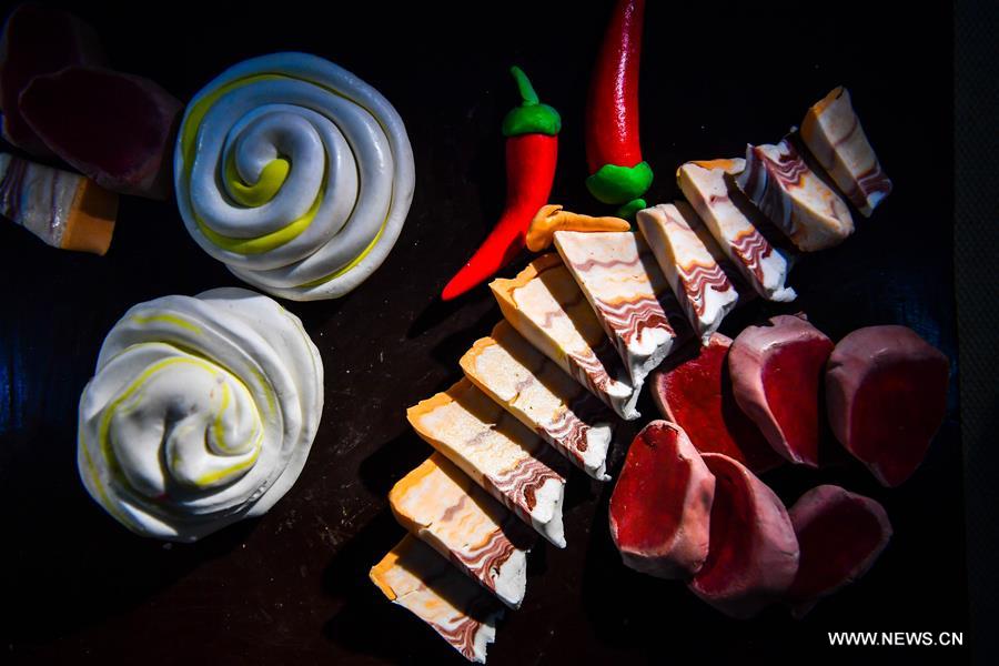 Obras de chocolate exibidas no nordeste da China