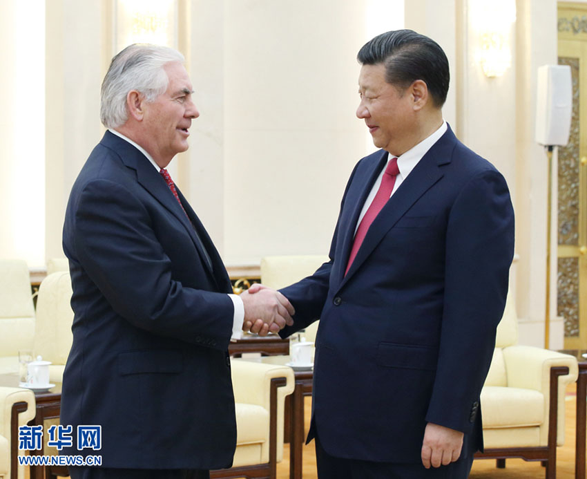 O Presidente Xi Jinping disse a Rex Tillerson, secretário de Estado norte-americano, que as na??es devem aprofundar o intercambio integral. Ambos se encontraram no Grande Sal?o do Povo em Beijing.