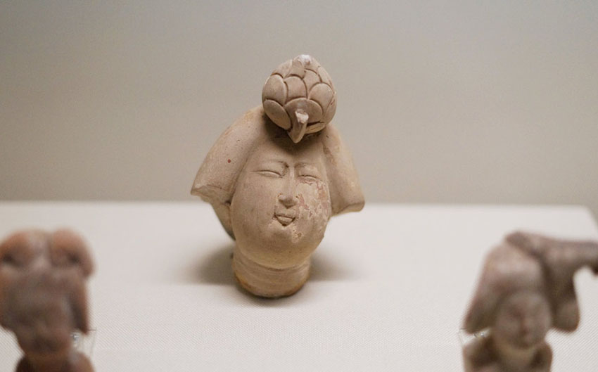 Estatuetas de ceramica revivem vida de mulheres chinesas na antiguidade