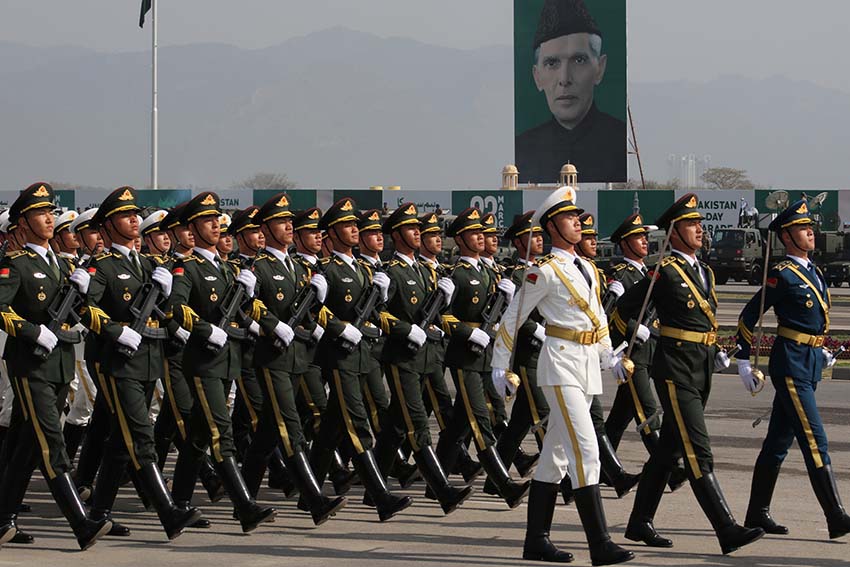 Guarda de honra chinesa participa na prepara??o de desfile militar no Dia do Paquist?o