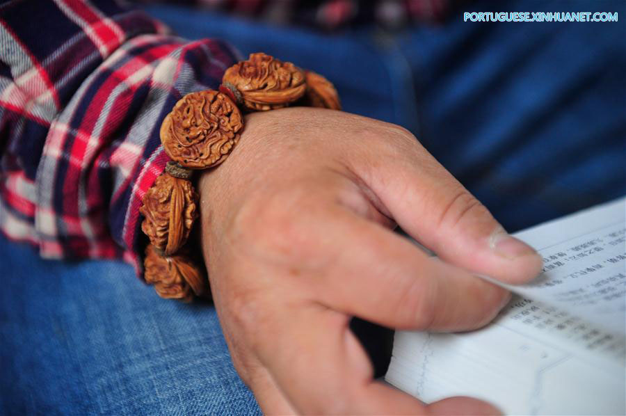 Pe?as esculpidas em caro?os de pêssego s?o heran?a cultural de Xuancheng em Anhui