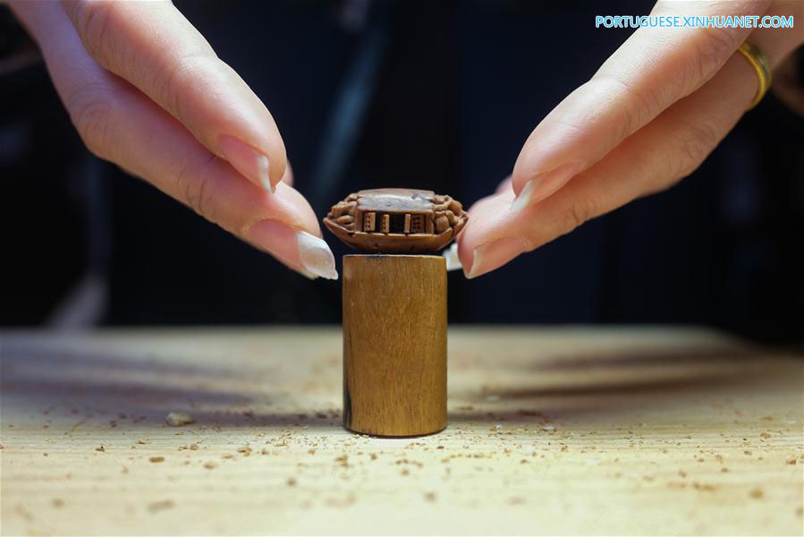 Pe?as esculpidas em caro?os de pêssego s?o heran?a cultural de Xuancheng em Anhui