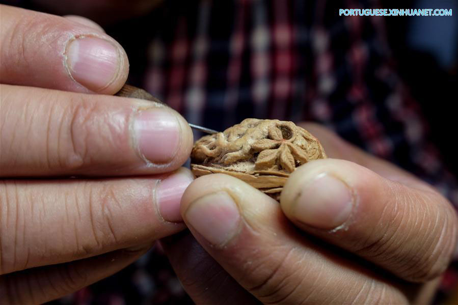 Pe?as esculpidas em caro?os de pêssego s?o heran?a cultural de Xuancheng em Anhui
