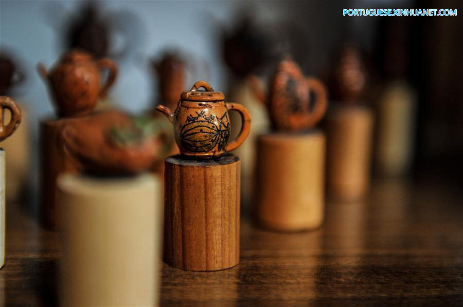 Pe?as esculpidas em caro?os de pêssego s?o heran?a cultural de Xuancheng em Anhui