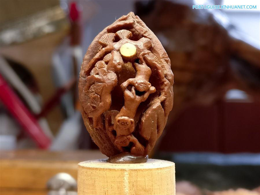 Pe?as esculpidas em caro?os de pêssego s?o heran?a cultural de Xuancheng em Anhui