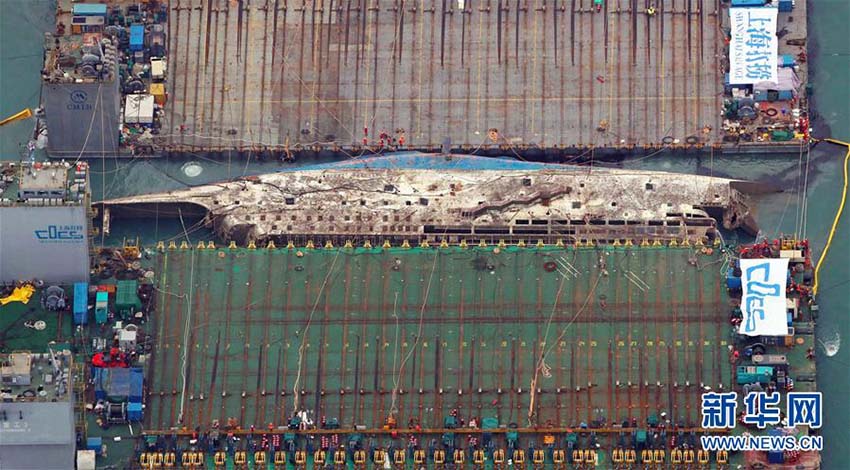 Partes da balsa sul-coreana Sewol s?o i?adas do mar