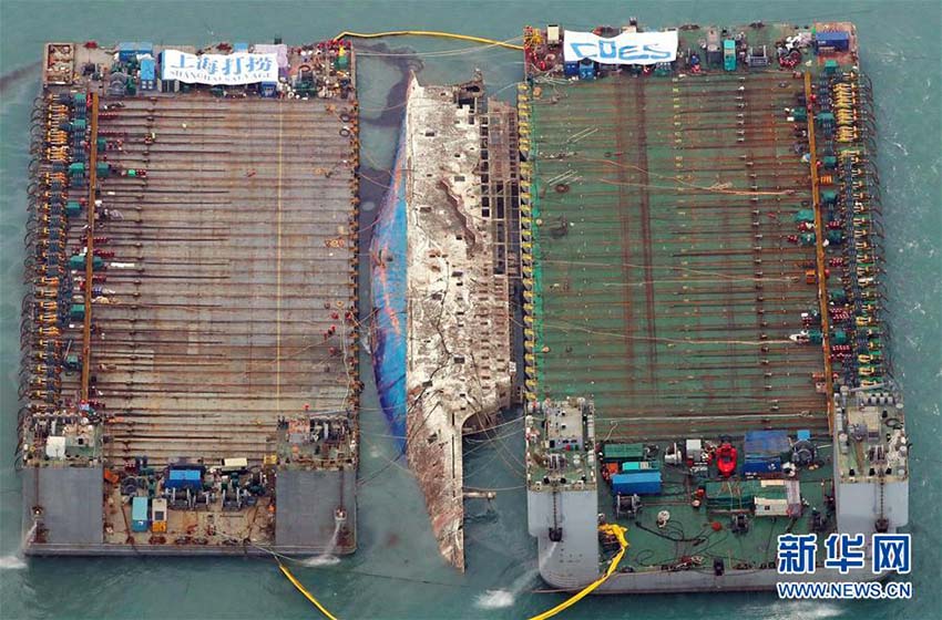 Partes da balsa sul-coreana Sewol s?o i?adas do mar