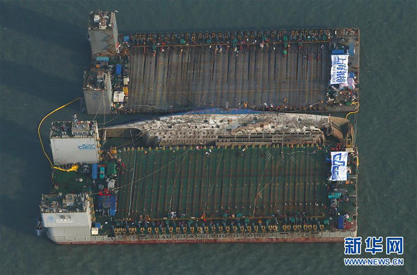 Partes da balsa sul-coreana Sewol s?o i?adas do mar