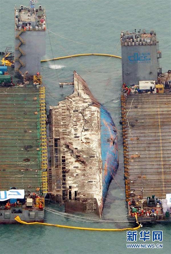 Partes da balsa sul-coreana Sewol s?o i?adas do mar