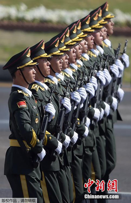 Contingente chinês participa em desfile militar no Dia do Pasquist?o