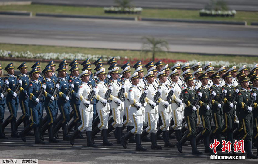 Contingente chinês participa em desfile militar no Dia do Pasquist?o