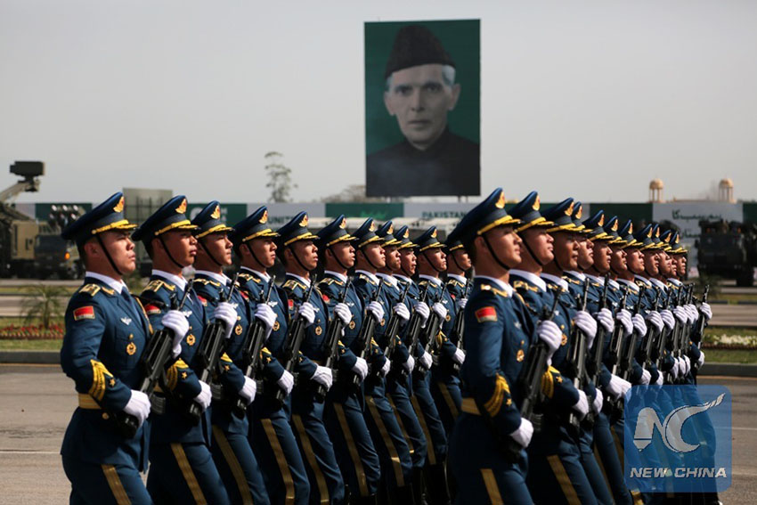 Contingente chinês participa em desfile militar no Dia do Pasquist?o