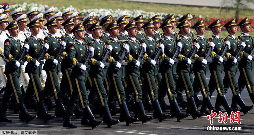 Contingente chinês participa em desfile militar no Dia do Pasquist?o