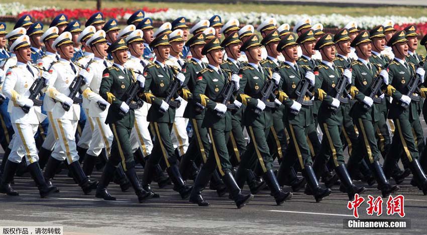Contingente chinês participa em desfile militar no Dia do Pasquist?o