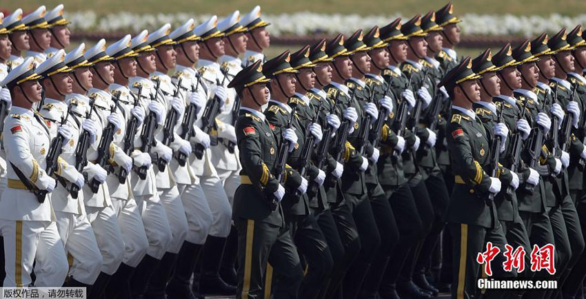 Contingente chinês participa em desfile militar no Dia do Pasquist?o