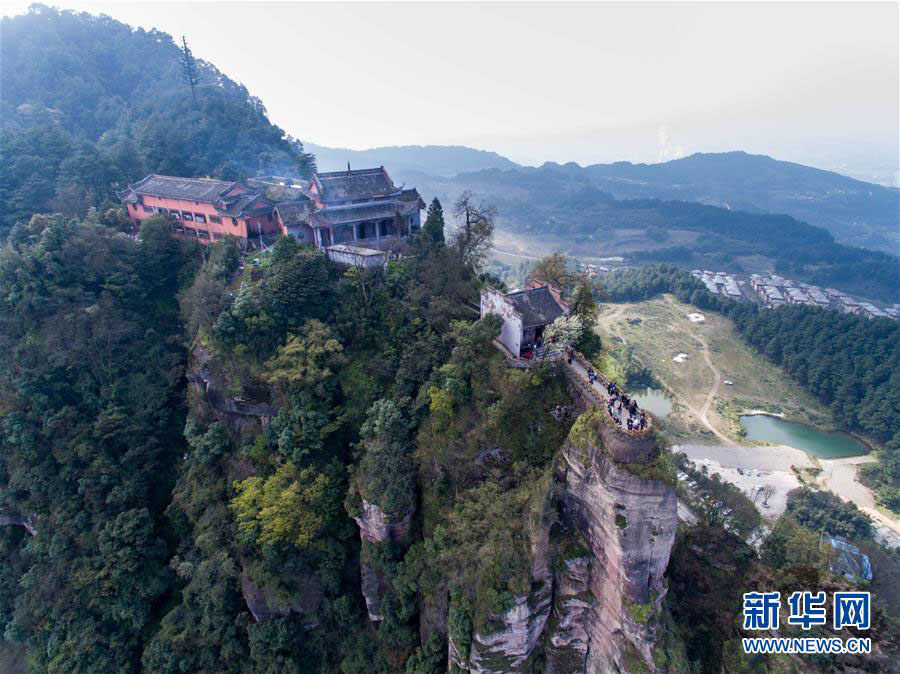 Templo Jingyin, constru??o milenar no topo de penhasco em Chonqing