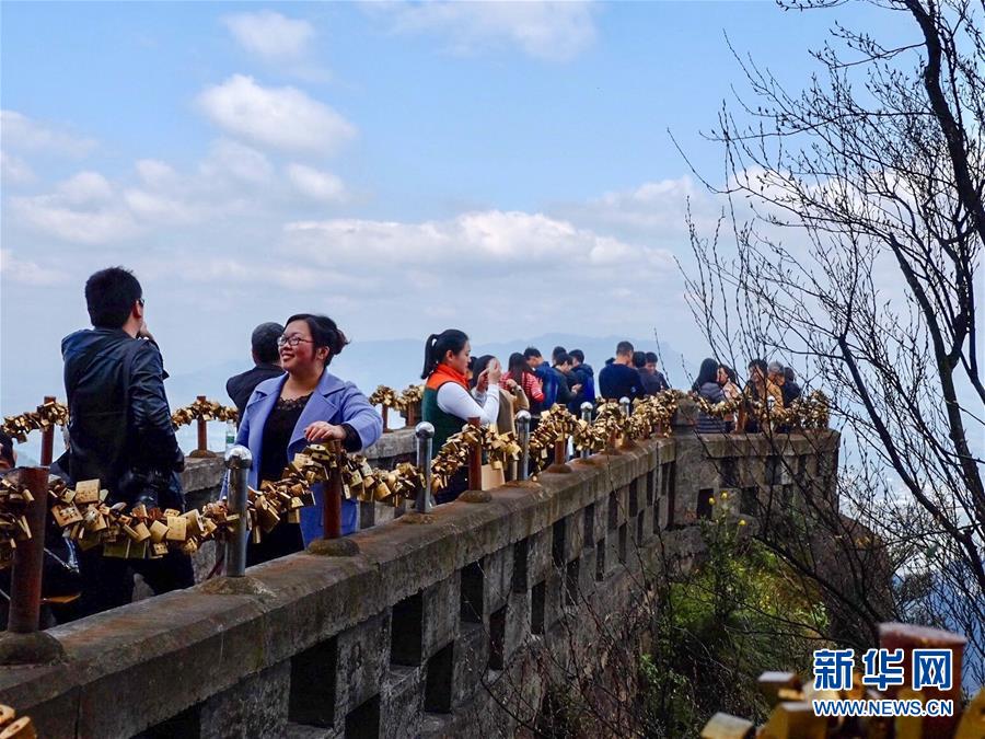 Templo Jingyin, constru??o milenar no topo de penhasco em Chonqing