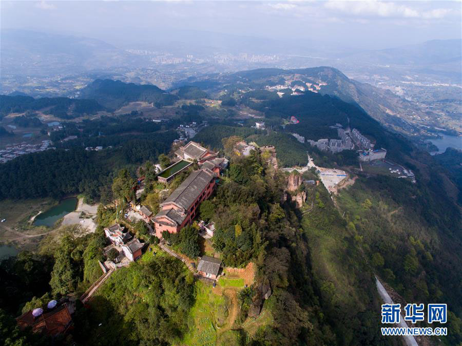 Templo Jingyin, constru??o milenar no topo de penhasco em Chonqing