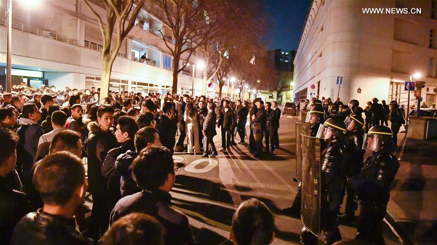 Chineses protestam em Paris contra morte de compatriota