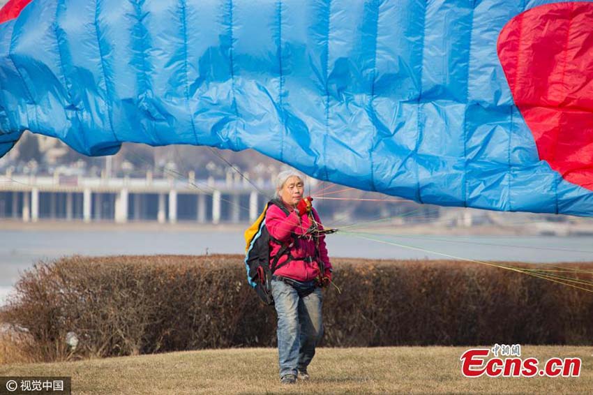 Nata??o, ciclismo e parapente, os esportes de elei??o de uma avó chinesa de 69 anos