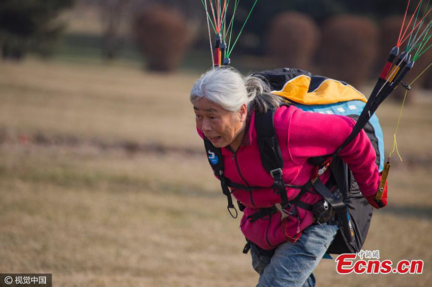 Nata??o, ciclismo e parapente, os esportes de elei??o de uma avó chinesa de 69 anos