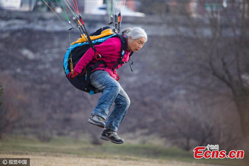 Nata??o, ciclismo e parapente, os esportes de elei??o de uma avó chinesa de 69 anos