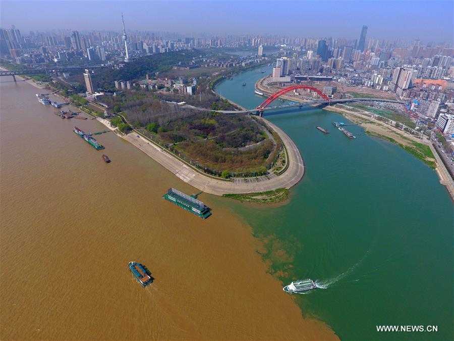 Vista aérea do local onde confluem os rios Hanjiang e Yangtze