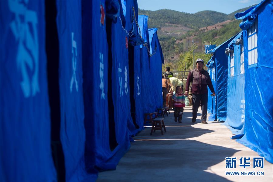 Autoridades chinesas estabelecem acampamento para vítimas do terremoto em Yunnan