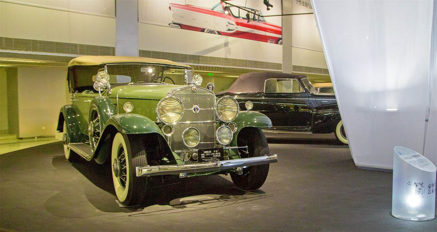 Carros clássicos exibidos em Beijing