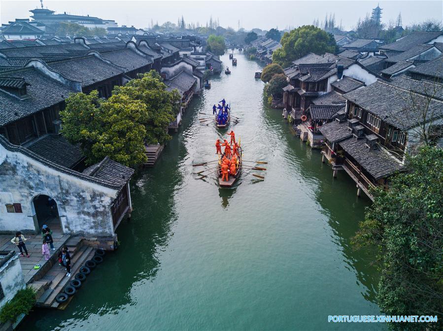 Competi??o de barco em Hangzhou celebra o Festival Sanyuesan