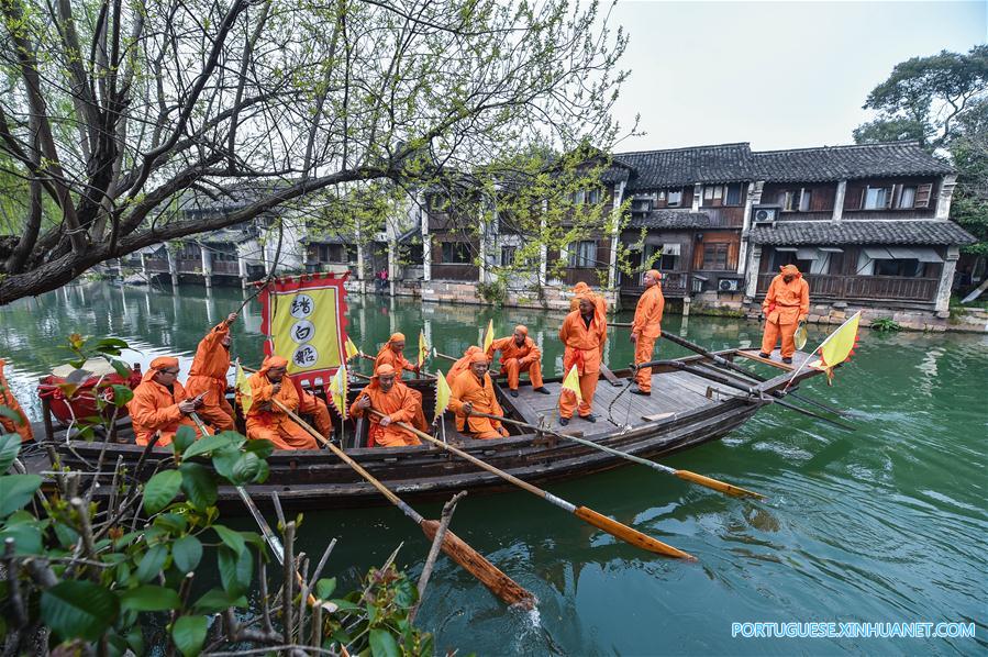Competi??o de barco em Hangzhou celebra o Festival Sanyuesan