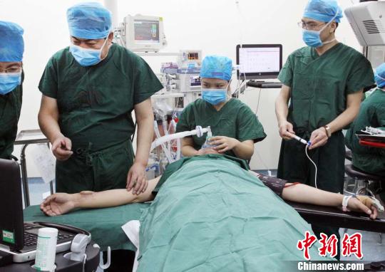 Cirurgi?es chineses fazem transplante de orelha regenerada