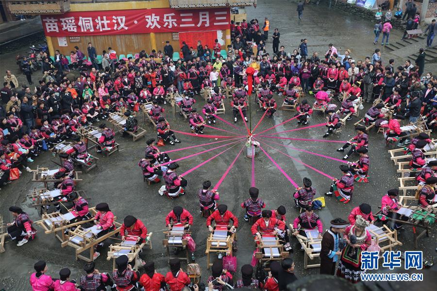 Minorias étnicas celebram “3o dia do 3o mês” do calendário chinês em Guangxi