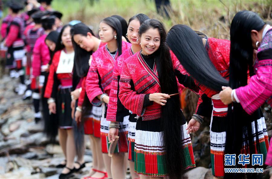 Minorias étnicas celebram “3o dia do 3o mês” do calendário chinês em Guangxi