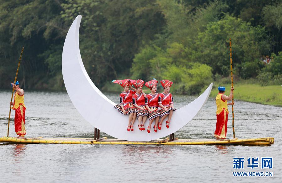 Minorias étnicas celebram “3o dia do 3o mês” do calendário chinês em Guangxi